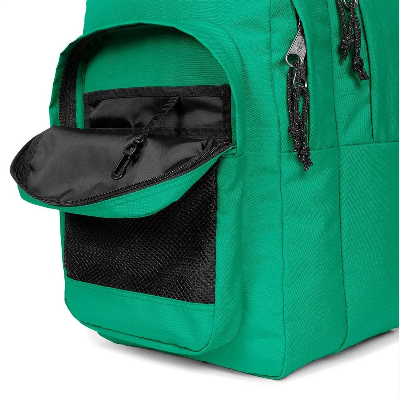 Zaino Eastpak verde; Dimensioni 29x44x28 cm. Doppio comparto con apertura a U, tasca laptop 16 pollici e portaborraccia. Organizer integrato e schienale trapuntato, stile casual-studio. Vista aperta tasca 
