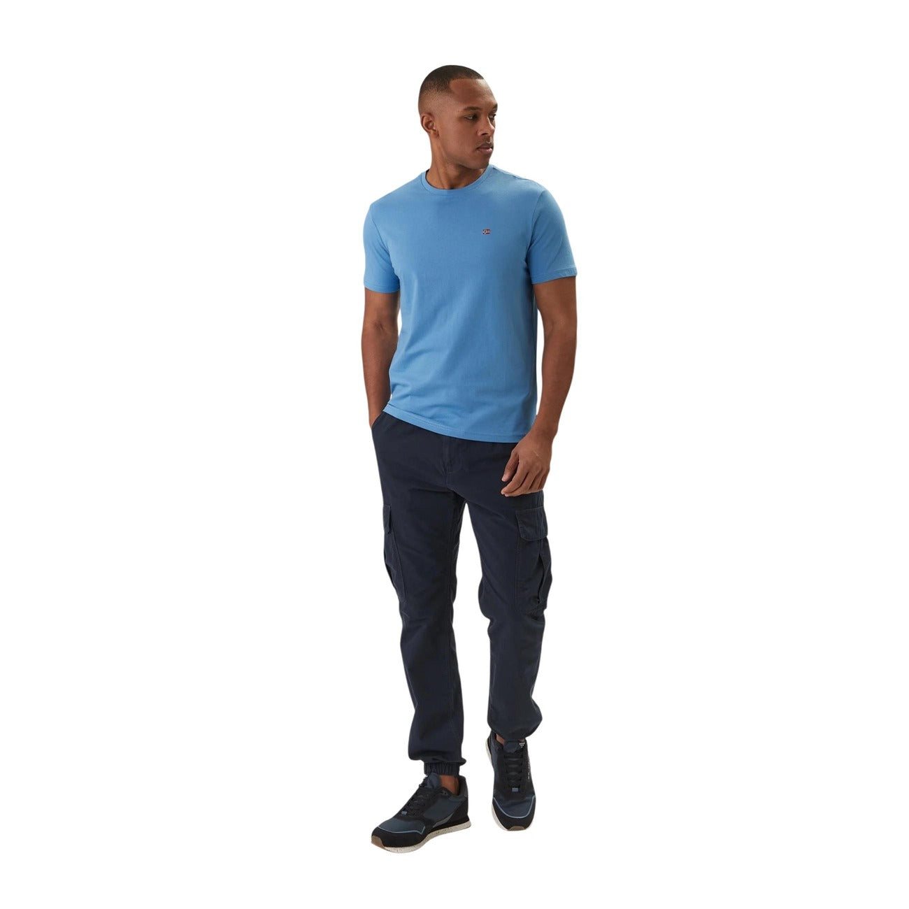 Napapijri Salis SS T-shirt; 100% cotone, girocollo, ricamo logo sul petto. Il capo essenziale Napapijri per un guardaroba casual di qualità. Colore azzurro vista frontale Figura intera 