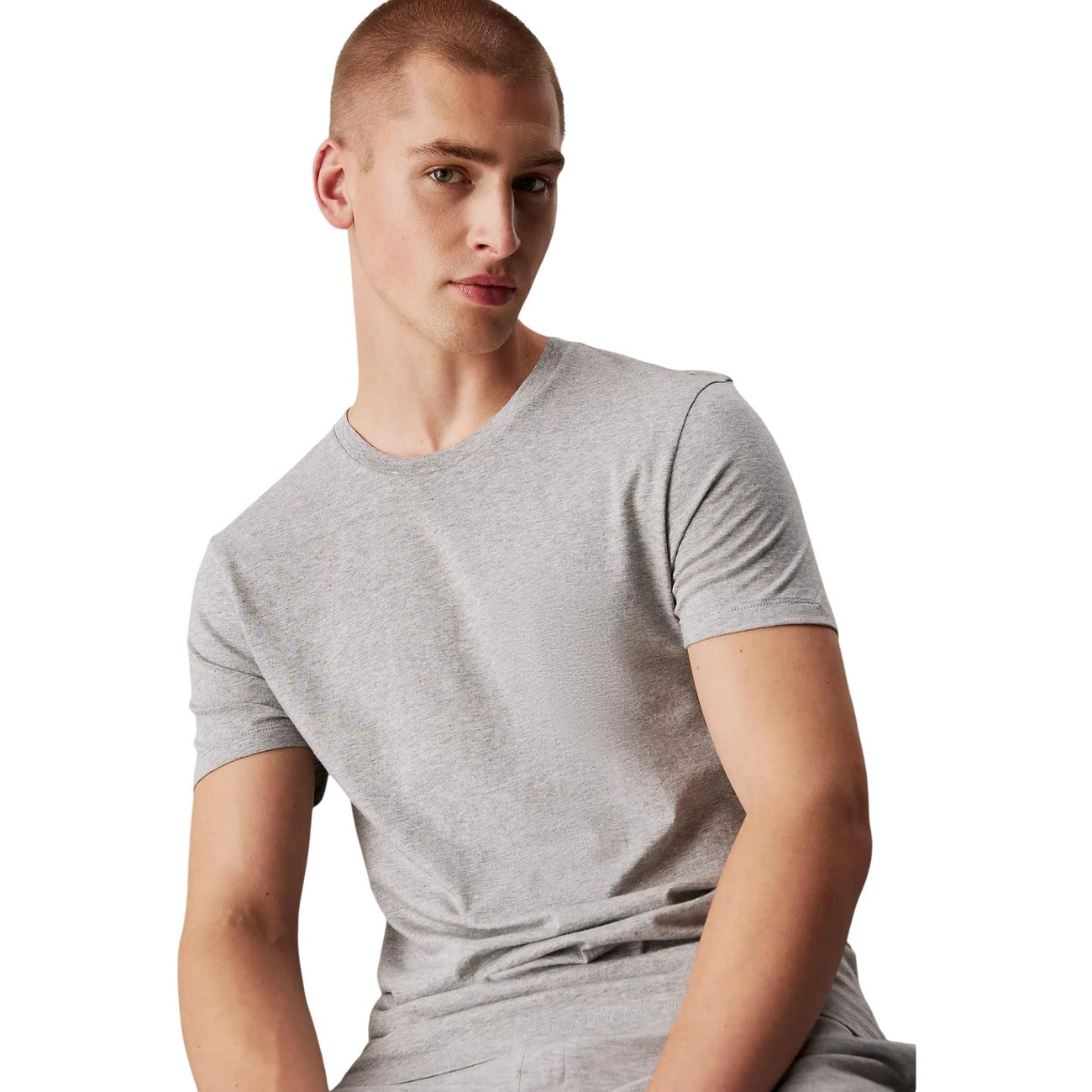 Pack 3 T-shirt Calvin Klein Underwear; 100% Cotone. Girocollo, maniche corte, logo ricamato sull'orlo. Vestibilità classica, traspirante e senza etichetta. Grigio 