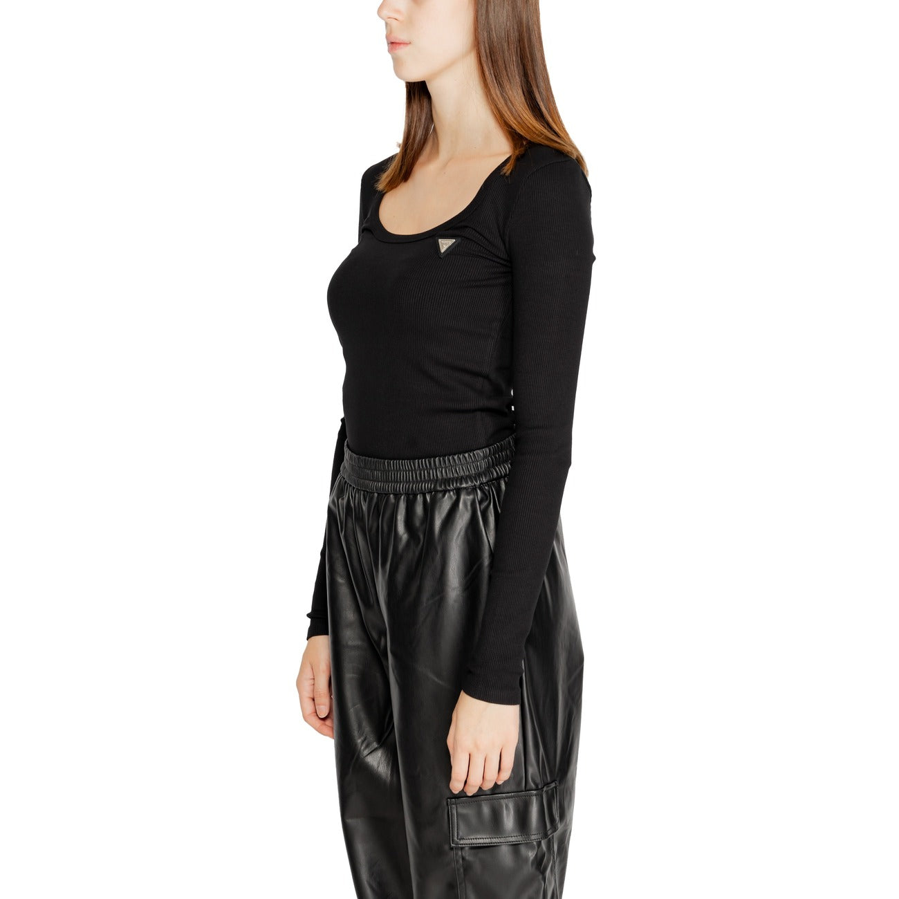 Maglia Guess Active nera donna V4BP07 K8RT2. T-shirt da donna nera a costine in viscosa elasticizzata con scollo rotondo e logo metallico sul petto, maglietta aderente casual da mezza stagione.