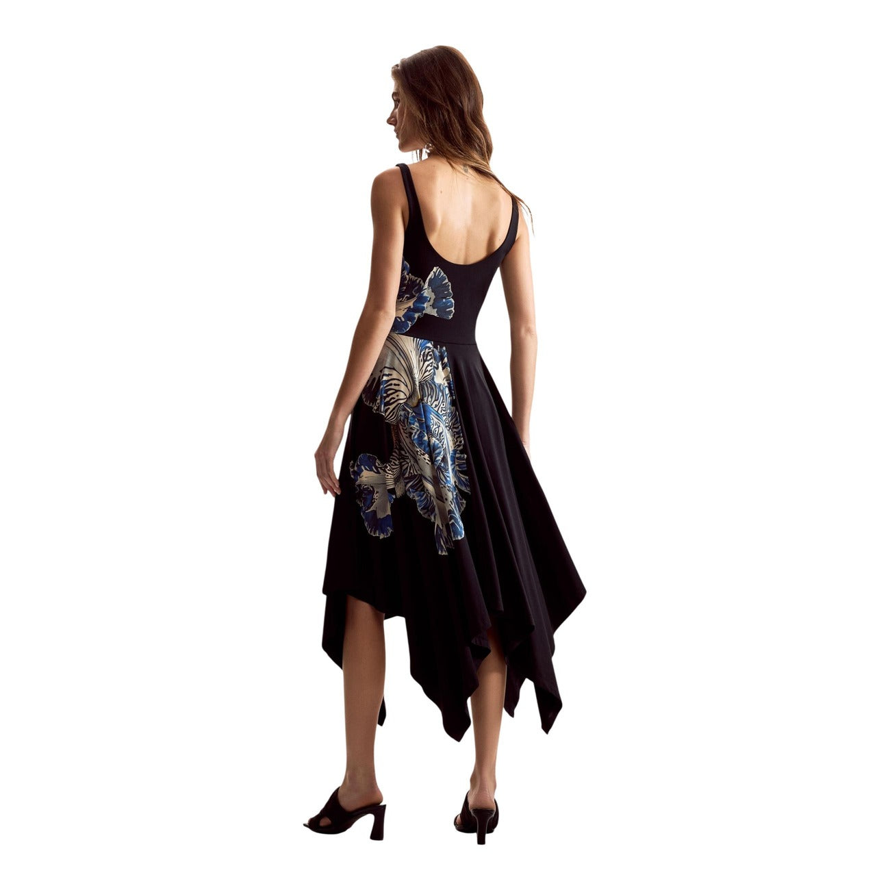 Abito Desigual x Lacroix; Nero/Fiori. 95% Cotone, 5% Lycra. Scollo quadrato, spalline, orlo asimmetrico. Maxi stampa floreale laterale, fit regular, collezione Primavera/Estate 2026. Posteriore 
