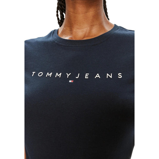 Tommy Jeans Slim Linear Tee; 70% cotone, 30% viscosa. T-shirt slim fit con logo stampato e scollo tondo. Il basic essenziale con finitura premium. Colore blu scuro. Vista frontale Dettaglio logo