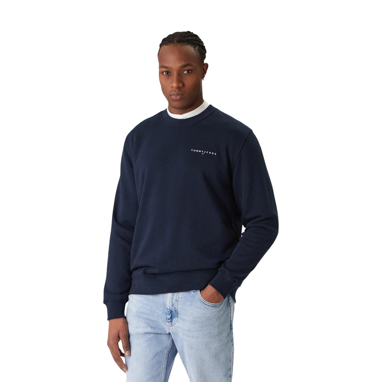 Felpa Tommy Hilfiger Jeans uomo girocollo blu scuro DM0DM20249. Felpa in cotone felpato con scollo tondo, finiture a costine e scritte logo Tommy Jeans ricamate sul petto, abbigliamento casual uomo autunno inverno.