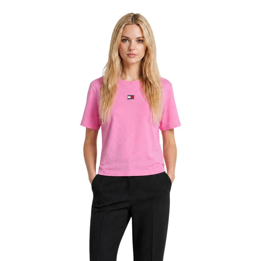 T-shirt Tommy Jeans donna fucsia modello DW0DW22202. Maglietta a maniche corte girocollo in cotone sostenibile fucsia acceso a vestibilità comoda, con patch logo classica Tommy Jeans sul davanti, stile casual e sportivo.
