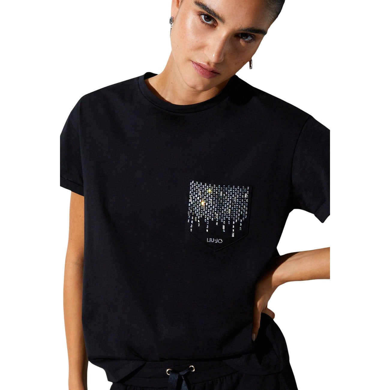 Liu Jo T-shirt ECS Moda; maglietta nera in cotone con tasca logata e logo in rilievo. Vestibilità comoda, traspirante e di tendenza. Vista frontale Dettaglio logo