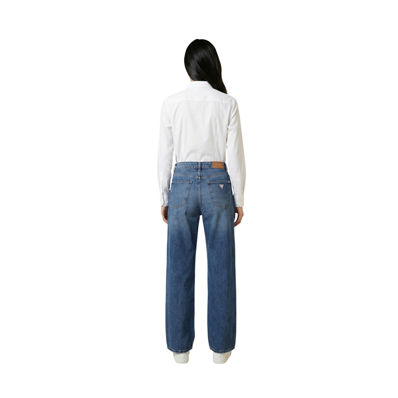 Jeans Guess Baggy; 55% Cotone, 45% Lyocell. Vita bassa, gamba ampia, cinque tasche. Jeans donna leggeri e traspiranti dal fit rilassato e contemporaneo. Vista posteriore figura intera 