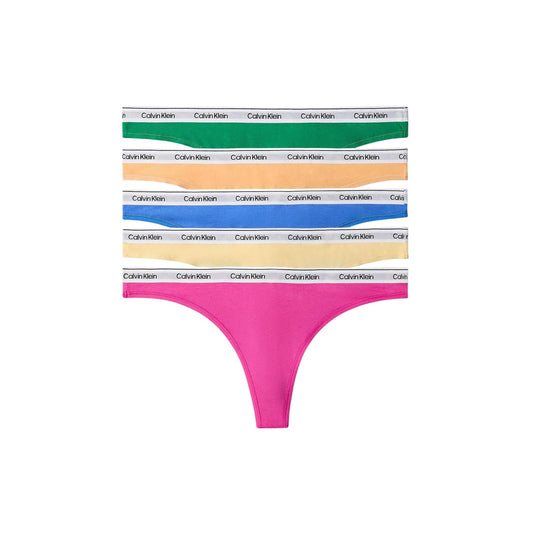 Multipack 5 Perizoma Donna Calvin Klein; Tessuto elasticizzato in cotone e lycra in colori uniti e fantasie assortite. Modello a vita regolare con taglio minimalista e fascia elastica logata, stile casual essentials 4 stagioni. Vista confezione 