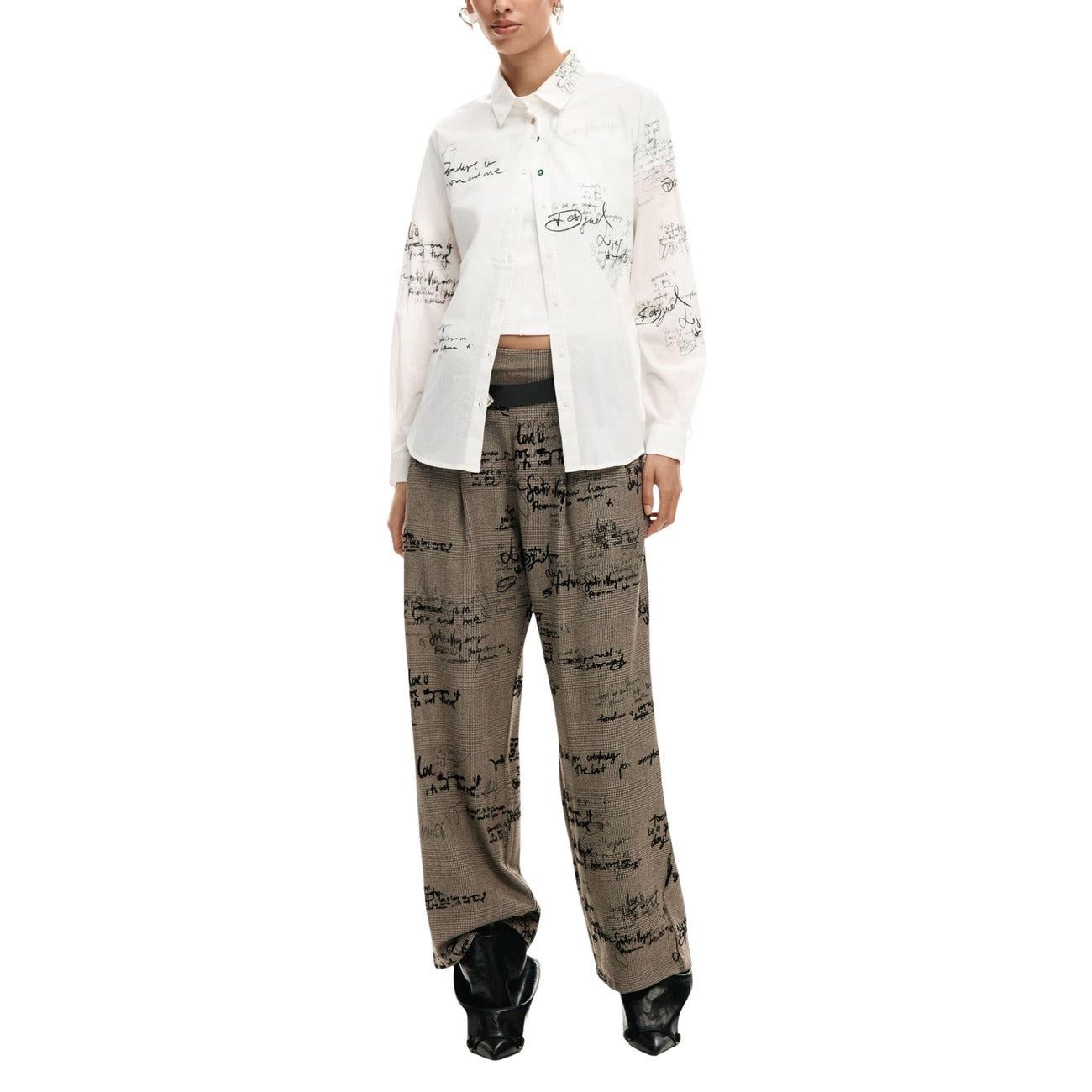 Camicia Desigual donna bianca a righe con bottoni maniche lunghe - vista frontale indossata da modello figura intera
