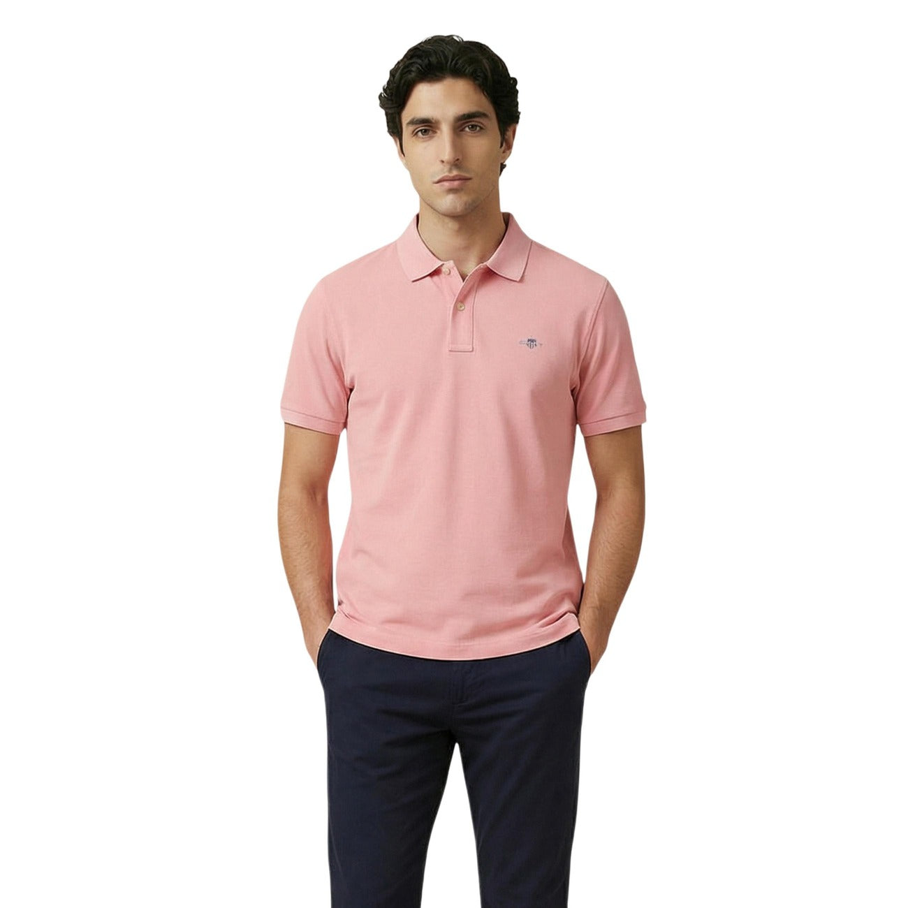 Polo GANT Shield; 97% cotone piqué, 3% elastam, colletto classico, logo ricamato. Stile versatile, elegante e confortevole. Colore rosa. Vista frontale 
