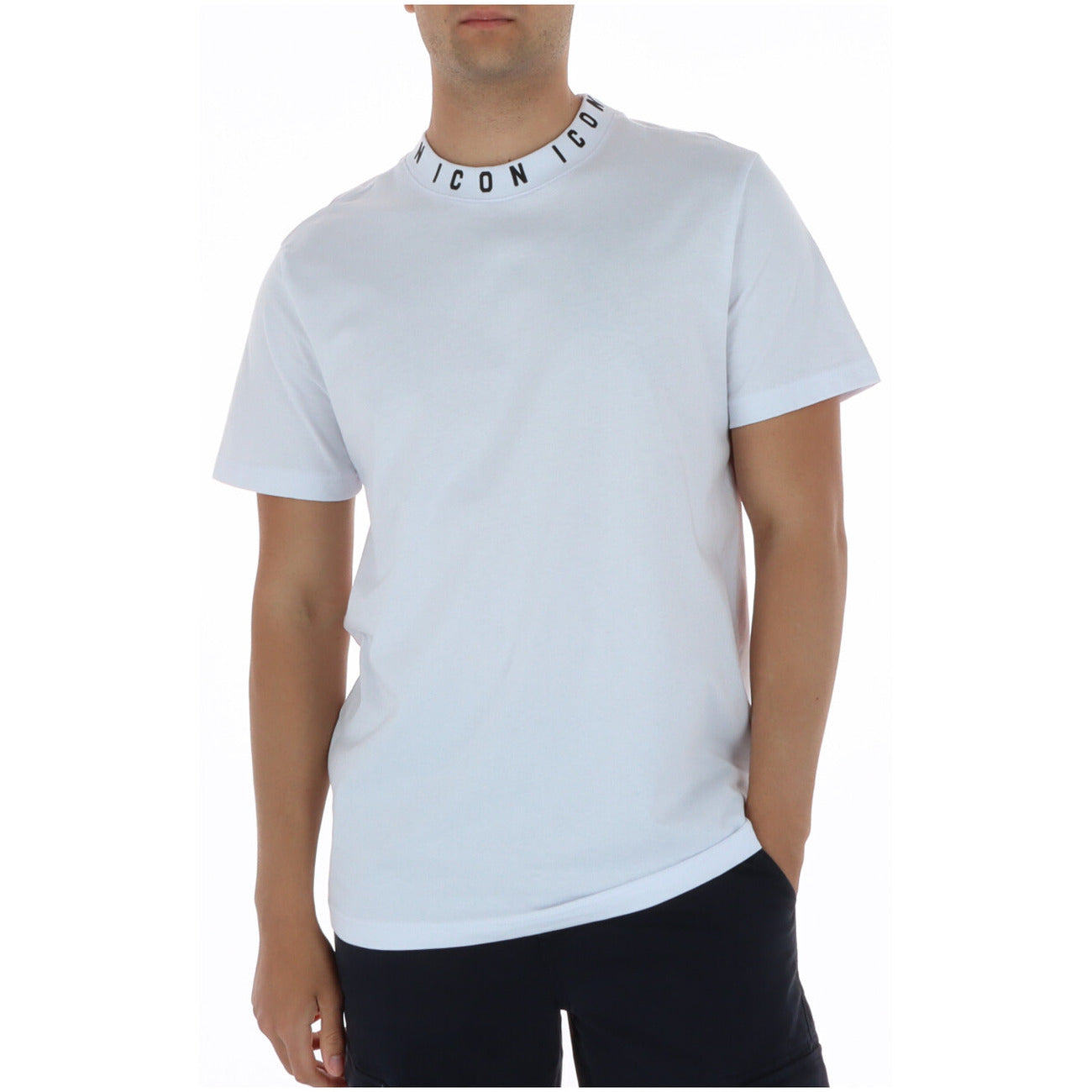 T-shirt ICON IUT042; 100% cotone bianco. Collo a lupetto con logo a contrasto, vestibilità over/regular, maniche corte. Maglia maschile moderna, fresca e di tendenza. 