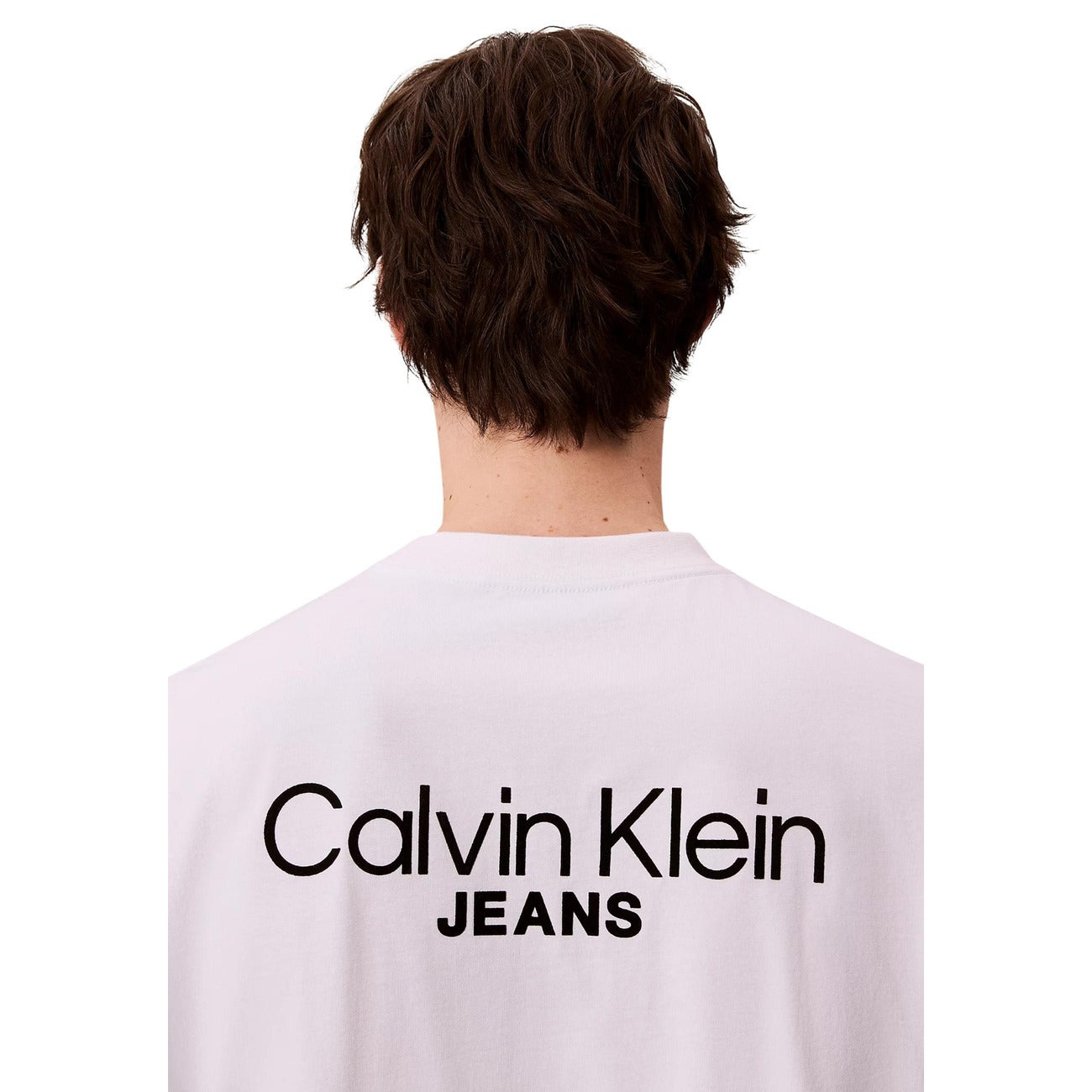 T-shirt Calvin Klein Jeans Bianca; 100% Cotone. Logo piccolo applicato, maniche corte, girocollo. Vestibilità regular, tessuto leggero e traspirante. Stile casual premium. Dettaglio logo posteriore 