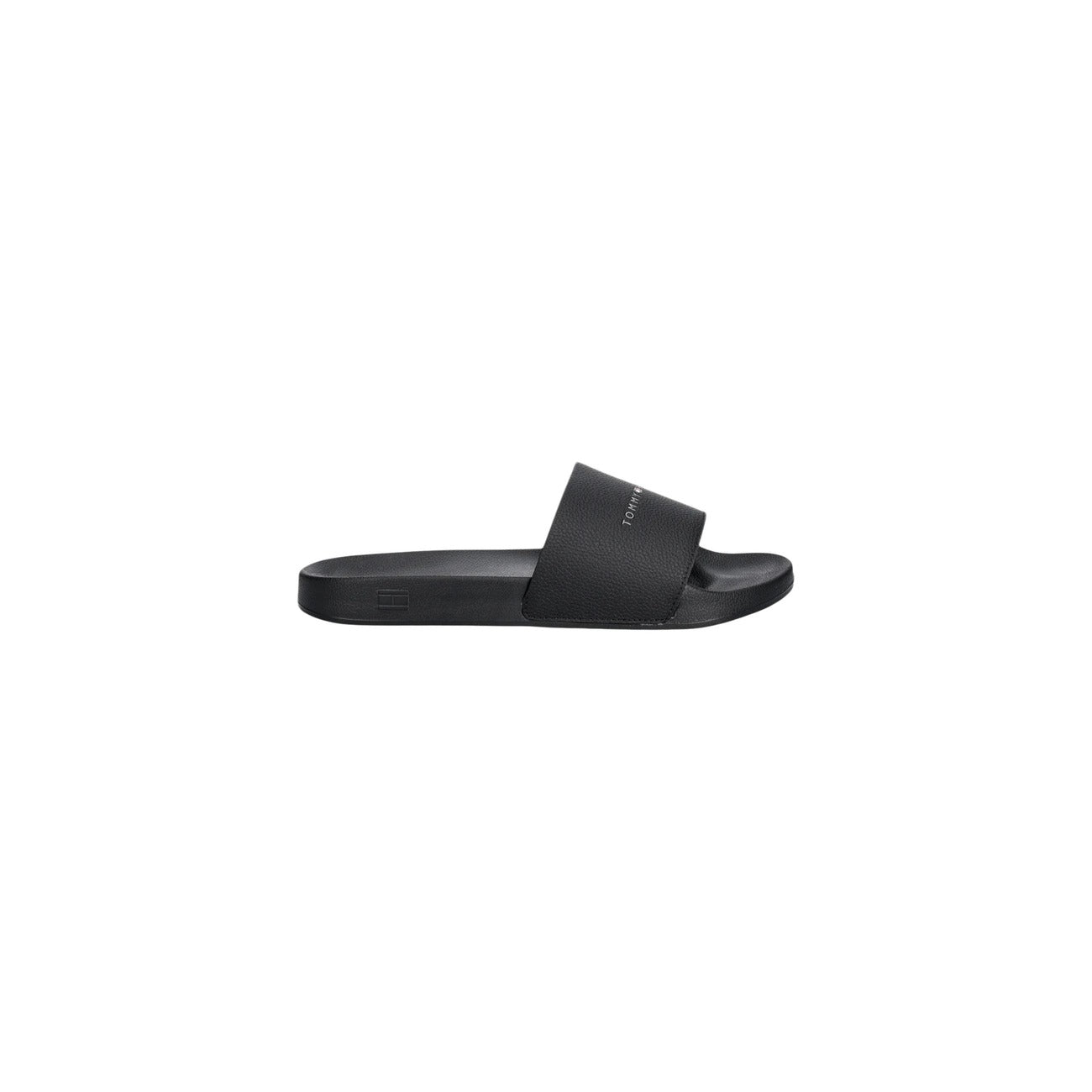 Ciabatte Tommy Hilfiger FM0FM05799; 59% Poliuretano. Fascia logata, suola anatomica, materiale idrorepellente. Slide uomo leggera, robusta e antiscivolo per la PE26. Colore nero vista laterale 