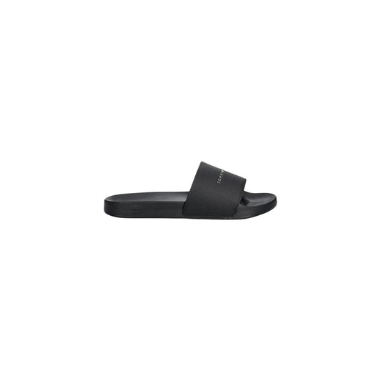Ciabatte Tommy Hilfiger FM0FM05799; 59% Poliuretano. Fascia logata, suola anatomica, materiale idrorepellente. Slide uomo leggera, robusta e antiscivolo per la PE26. Colore nero vista laterale 