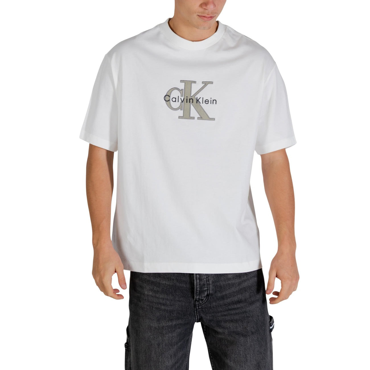 T-shirt Calvin Klein Jeans; 100% Cotone. Logo in rilievo sul petto, vestibilità regular, maniche corte. T-shirt uomo fresca e resistente, stagione PE26. Colore bianca 