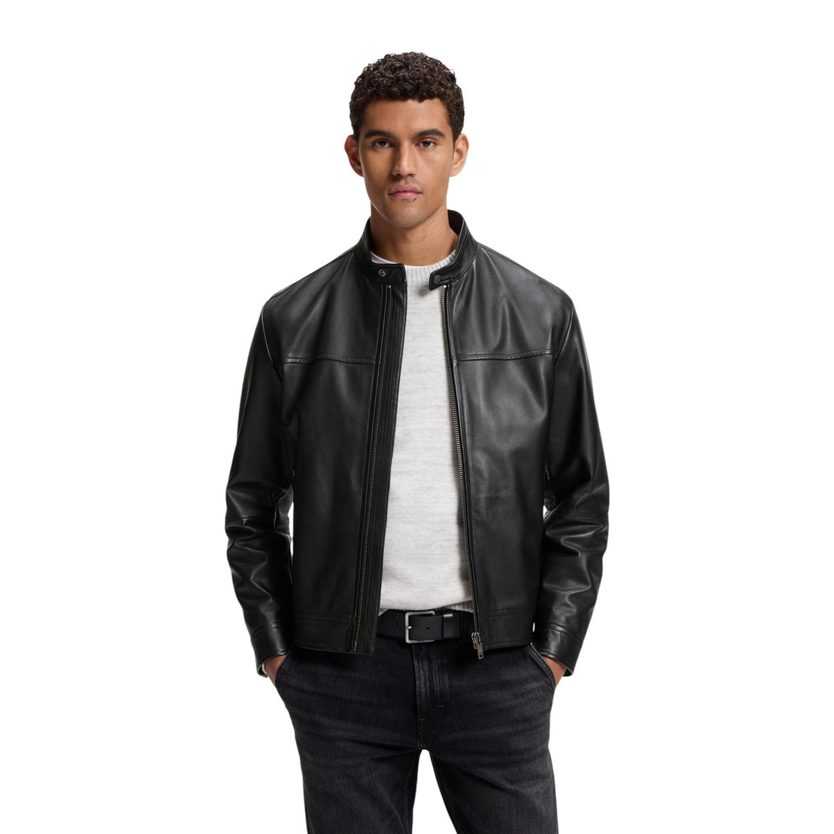 Giacca pelle nera uomo BOSS JOSLAY1. Giubbotto biker slim fit in 100% pelle sostenibile certificata LWG con colletto imbottito e dettagli metallici.