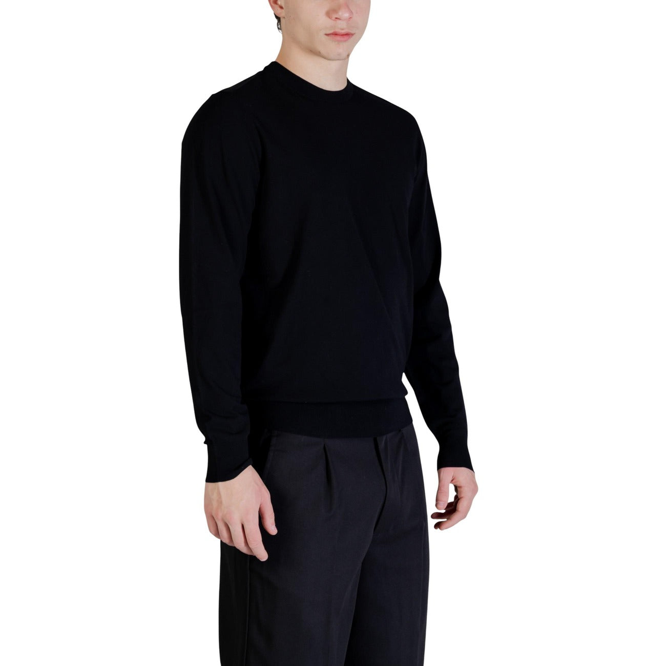 Maglia Guess Kadir Tech; Nero. 80% Viscosa, 20% Poliestere. Girocollo, maniche lunghe, tessuto tecnico morbido. Ideale per la mezza stagione, stile casual-chic. Laterale 