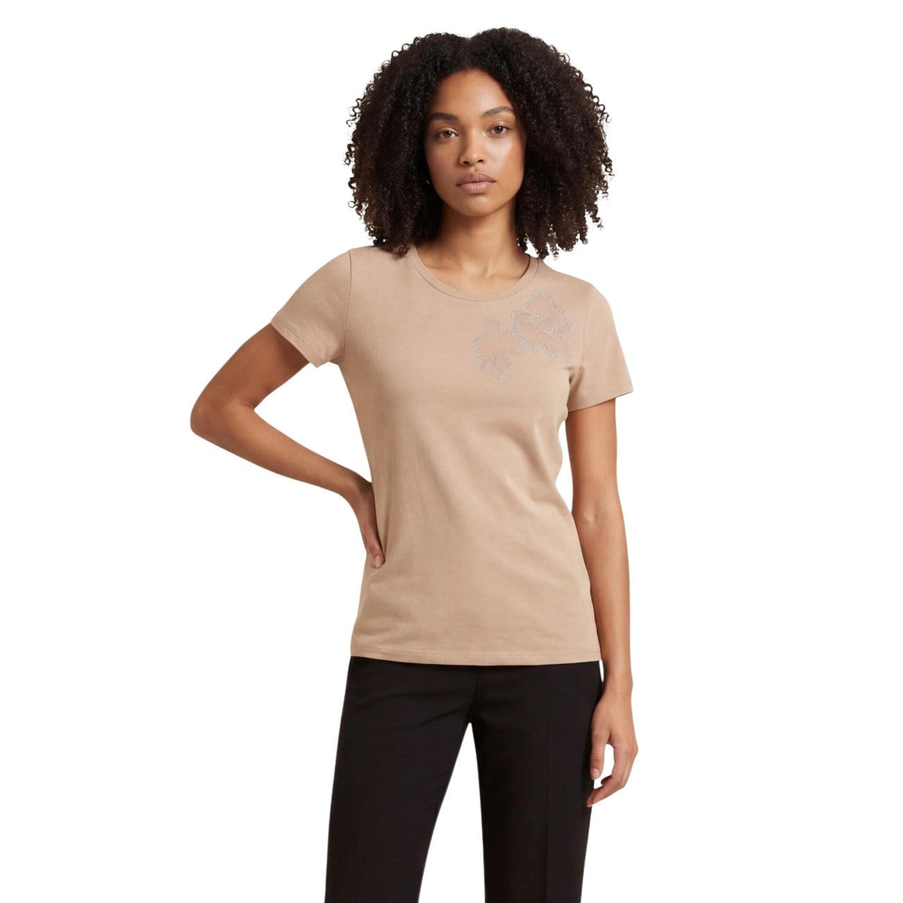 Liu Jo T-shirt ECS Moda; 100% cotone, decoro floreale ricamato con applicazioni luminose. Stile femminile e comfort quotidiano. Colore beige. Vista frontale 