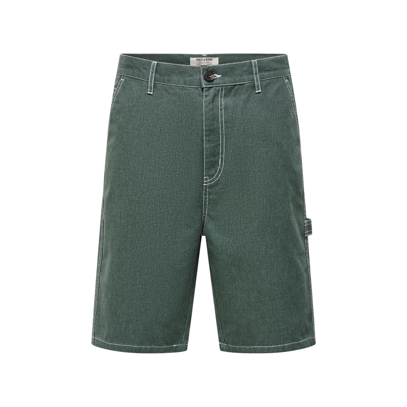 Bermuda Uomo Only & Sons ONSEDGE WORK; Verde. 60% Cotone, 40% Poliestere. Straight Fit, cuciture a contrasto, tasche multiple e anello porta martello. Stile utility Primavera/Estate. Vista frontale stesa 