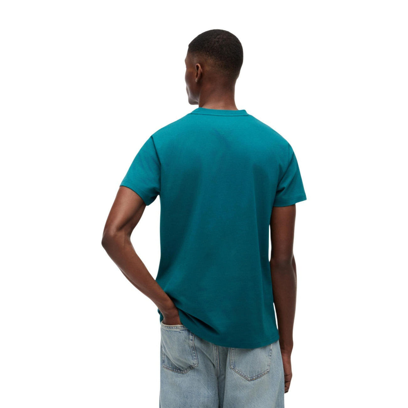 T-shirt Verde Tommy Jeans; 100% Cotone Rigenerato. Regular fit, girocollo, maniche corte. Logo ricamato, tessuto morbido e sostenibile. Stile casual iconico. Posteriore 