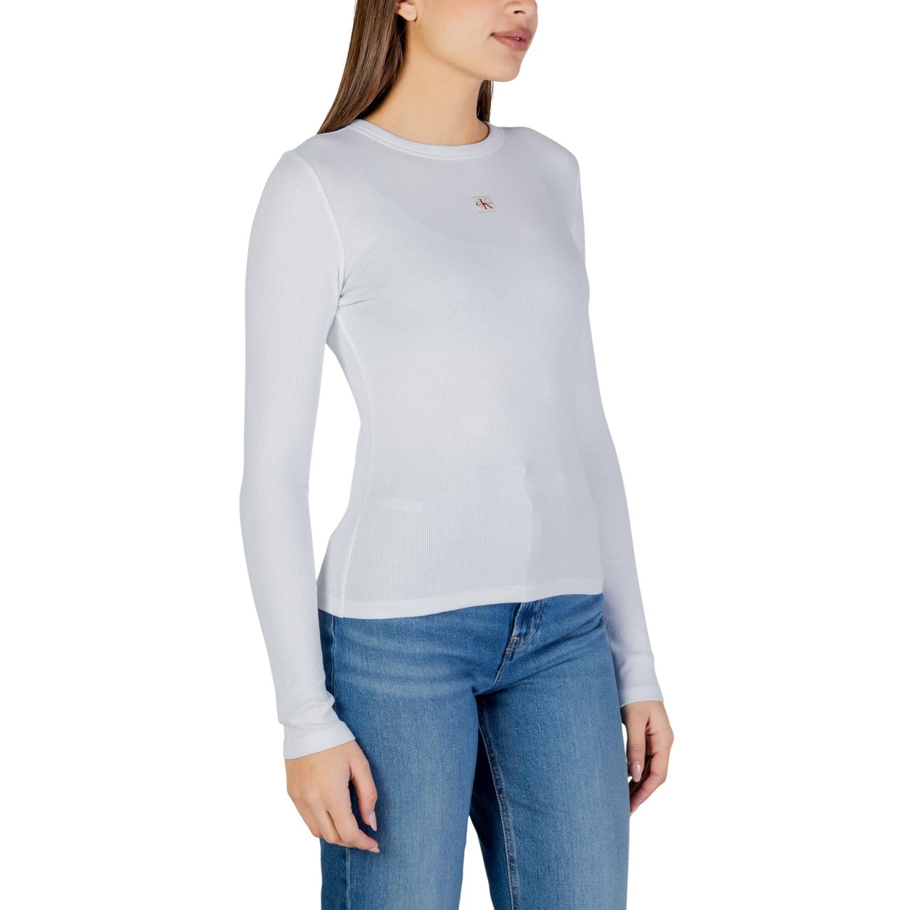 Maglia Manica Lunga CK Jeans; Bianco Ottico. 94% Cotone, 6% Elastam. Vestibilità slim-fit, logo ricamato, scollo tondo. Perfetta per il layering e la mezza stagione. Vista laterale 