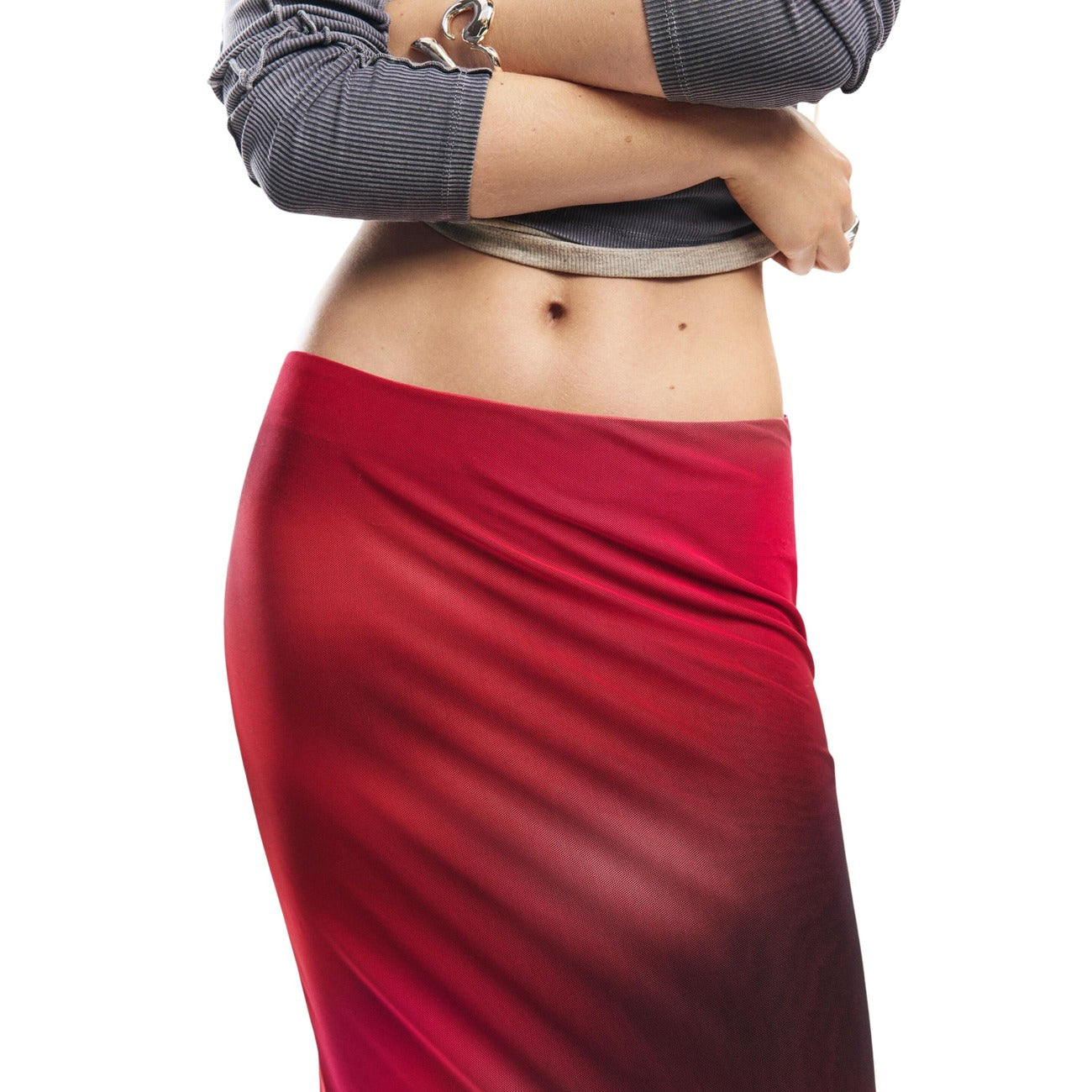 Colore: Multicolor
Vestibilità: Slim
Lunghezza: Midi
Chiusura: Con zip
Fodera interna
Stampa sfumata
Materiale leggermente elasticizzato
Tessuto di tulle
Collezione SS26
Disegnato a Barcellona