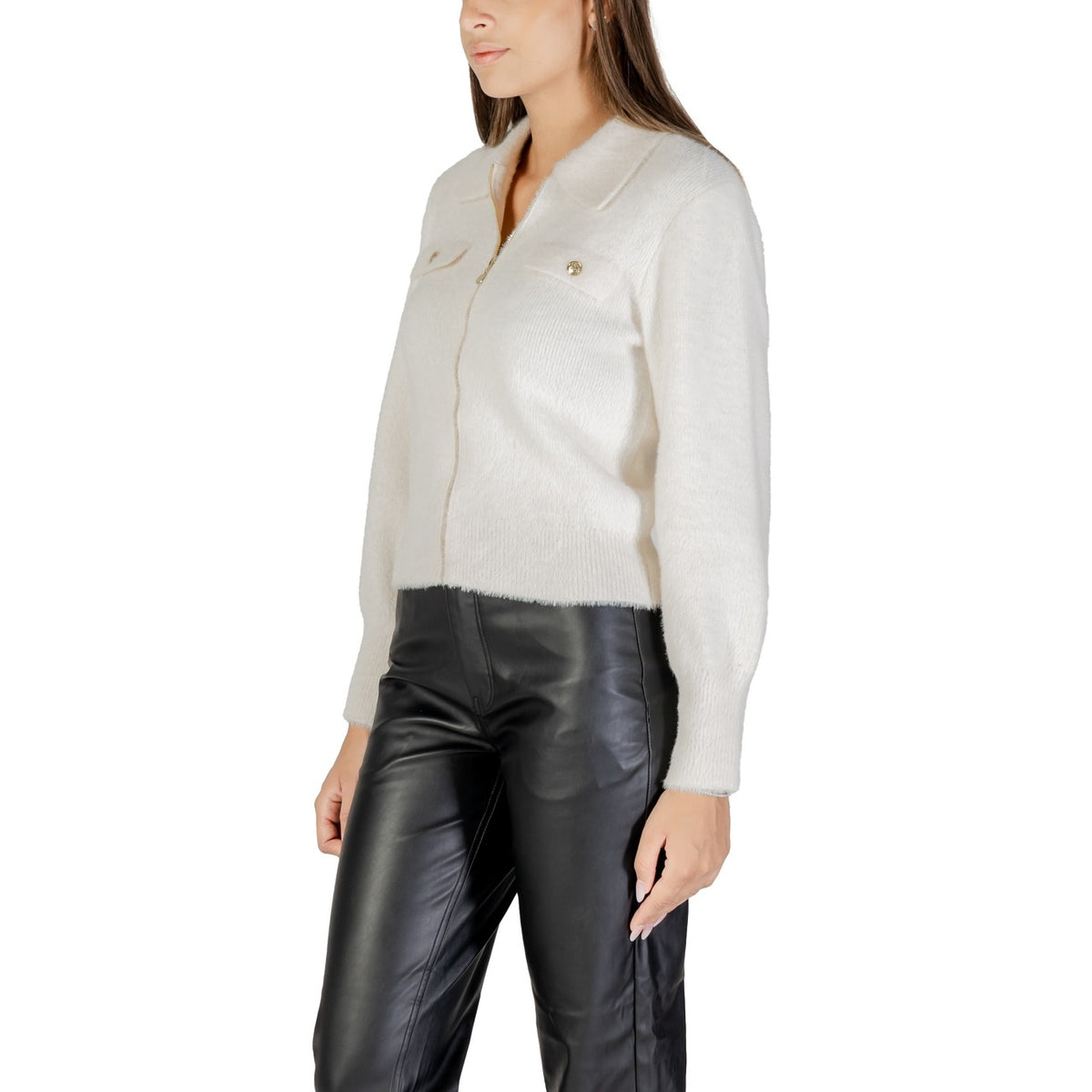 Cardigan panna donna Morgan De Toi 232-MDOMI. Maglioncino corto aperto con cerniera, collo a revers, maglia morbida soffice e taschino decorativo con bottone.