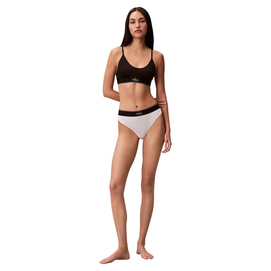 Perizoma Calvin Klein Bianco; 92% Poliestere, 8% Elastan. Microfibra setosa, traspirante e fast-dry. Vita media con fascia logata, tassello foderato, stile casual-sportivo premium. Figura intera 