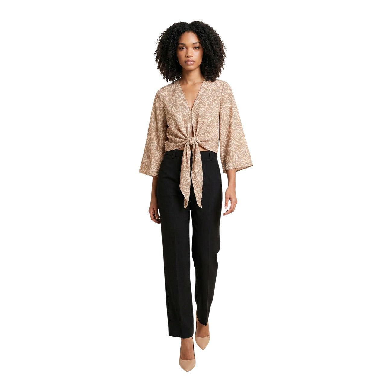Top Kimono Beige Ayfee; Misto Seta. Taglio cropped, scollatura a V, chiusura con nodo. Fantasia grafica, leggero e morbido. L'eleganza estiva in un design contemporaneo. Figura intera frontale 