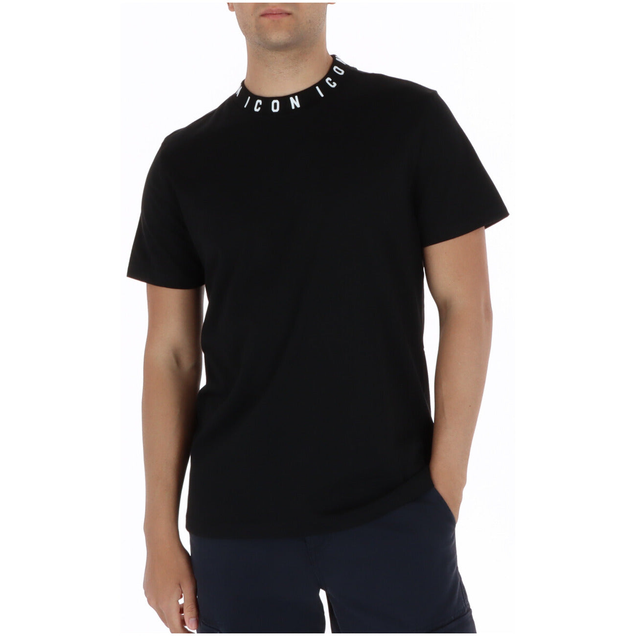 T-shirt ICON IUT042; 100% cotone nero. Collo a lupetto con logo a contrasto, vestibilità over/regular, maniche corte. Maglia maschile moderna, fresca e di tendenza.