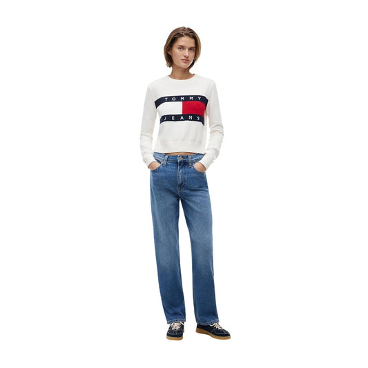 Felpa Donna Bianca Tommy Hilfiger Jeans; Maglia girocollo in cotone biologico con maxi logo a bandiera a intarsio sul davanti. Taglio regolare, maniche lunghe e bordi a coste. Stile casual iconico. Vista frontale intera 