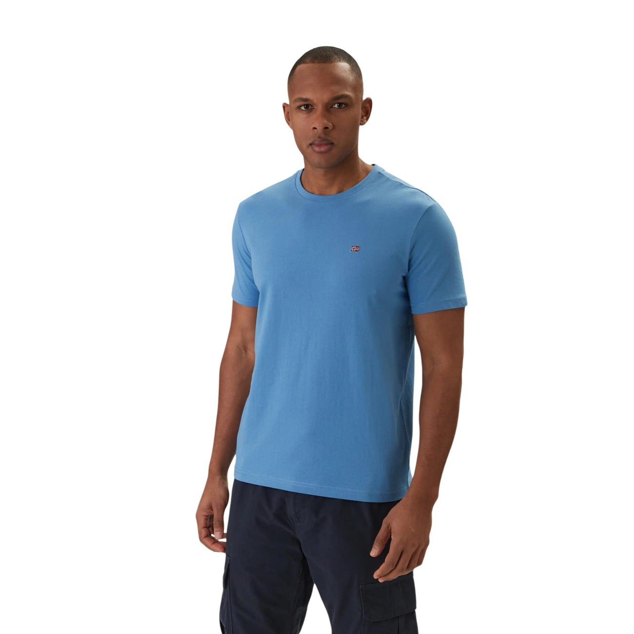 Napapijri Salis SS T-shirt; 100% cotone, girocollo, ricamo logo sul petto. Il capo essenziale Napapijri per un guardaroba casual di qualità. Colore azzurro vista frontale 