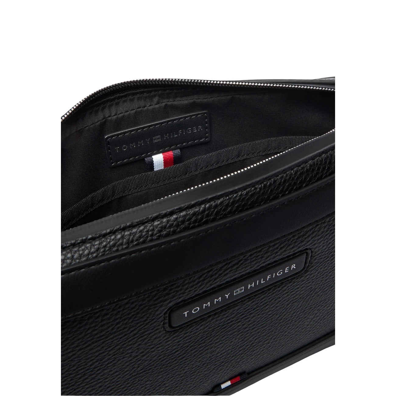 Pochette uomo Tommy Hilfiger; 100% Poliuretano Nero. Logo in rilievo, laccio da polso removibile, chiusura a zip. Dimensioni medie, stile casual-elegante 4 stagioni. Vista aperta 