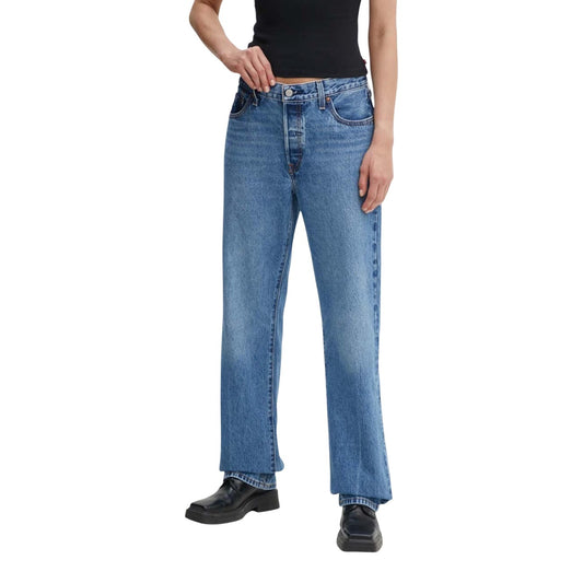 Jeans Levi's donna blu modello A1959-0106. Pantaloni in denim di cotone blu lavaggio classico a vita alta, stile mom jeans e regular fit comodo, con tasche posteriori decorate dalle iconiche cuciture arcuate a contrasto e salpa con logo sul retro