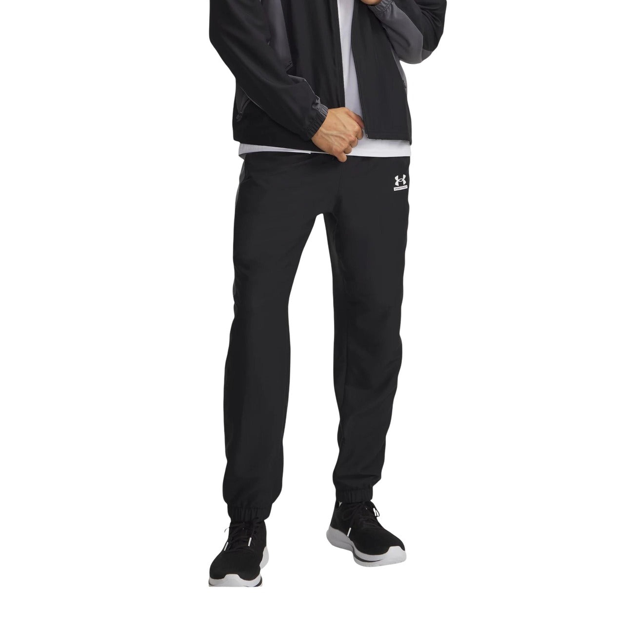 Under Armour UA Tech™ Sport Pant; pantalone nero uomo tecnico con tasche zip e vita elasticizzata. Leggero, resistente e traspirante con tecnologia stretch. Vista frontale 