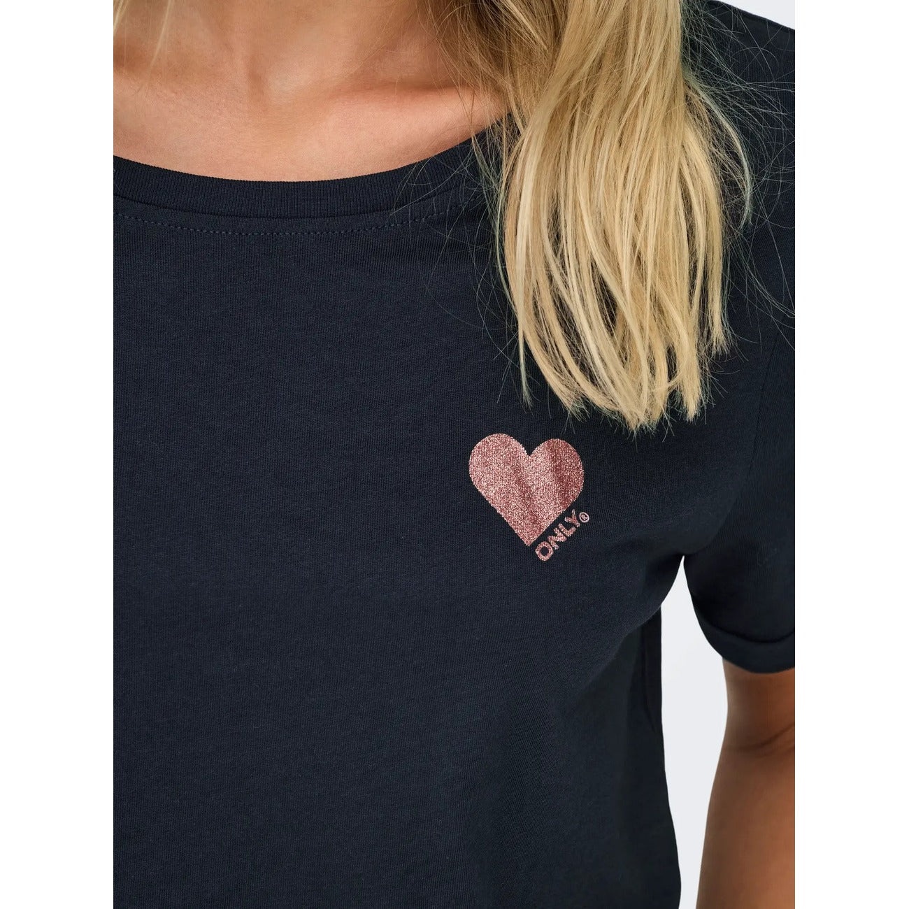 T-shirt Donna Blu Navy Only Kita Life; Maglietta a maniche corte in cotone tinta unita con girocollo. Piccolo logo sul petto, stile casual e continuativo quattro stagioni. Dettaglio cuore 