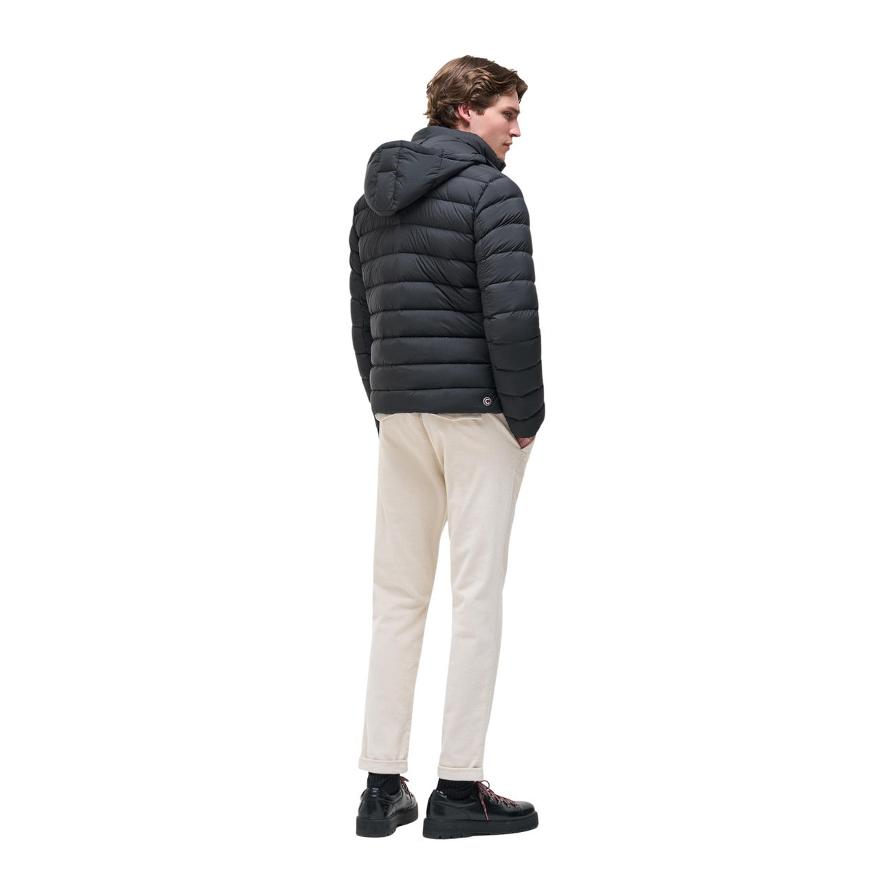 Piumino Colmar uomo nero opaco con cappuccio rimovibile. Giaccone invernale idrorepellente in piuma d'oca naturale certificata RDS, tessuto riciclato, coulisse sul fondo e patch logo Colmar Originals.