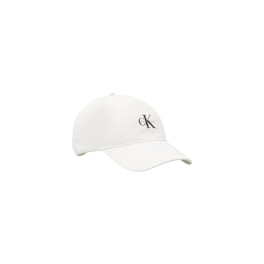 Calvin Klein Baseball Cap Monologo; 100% cotone, chiusura regolabile, logo CK frontale. Il cappello iconico versatile e confortevole. Colore bianco. 