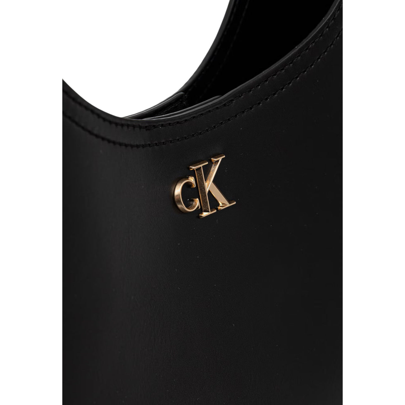 Borsa a Spalla Donna Calvin Klein; Nero. 51% Poliestere riciclato con finitura liscia, chiusura zippata, tracolla regolabile, tasca posteriore e logo metallico oro. Misure slanciate (35x32,5 cm), stile minimalista 4 stagioni. Dettaglio logo 