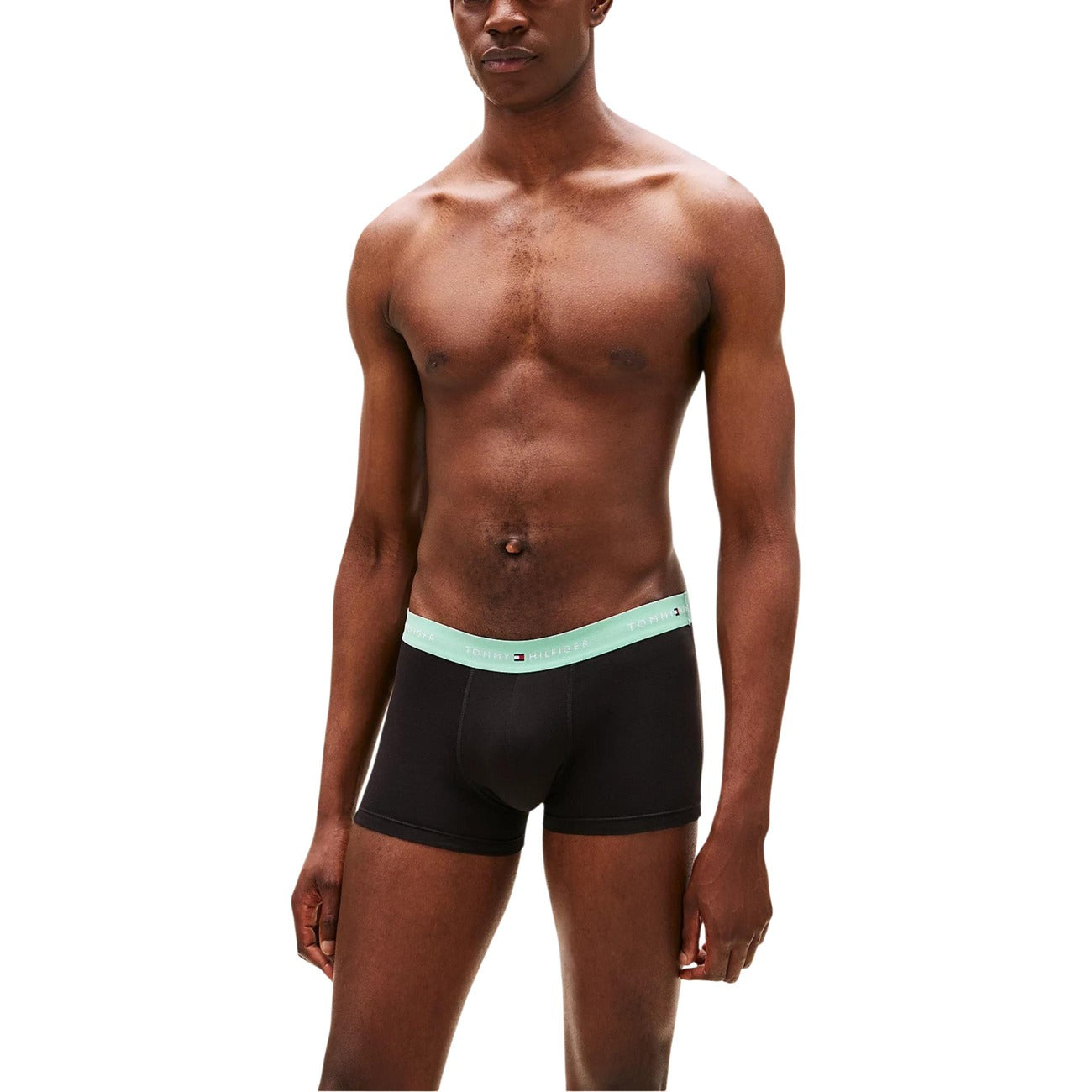 Pack 3 Boxer Trunk Tommy Hilfiger Signature; Nero. 100% Cotone traspirante, proprietà antiumidità, fascia elastica logata. Vestibilità aderente, comfort 4 stagioni, qualità premium. Fascia verde acqua 
