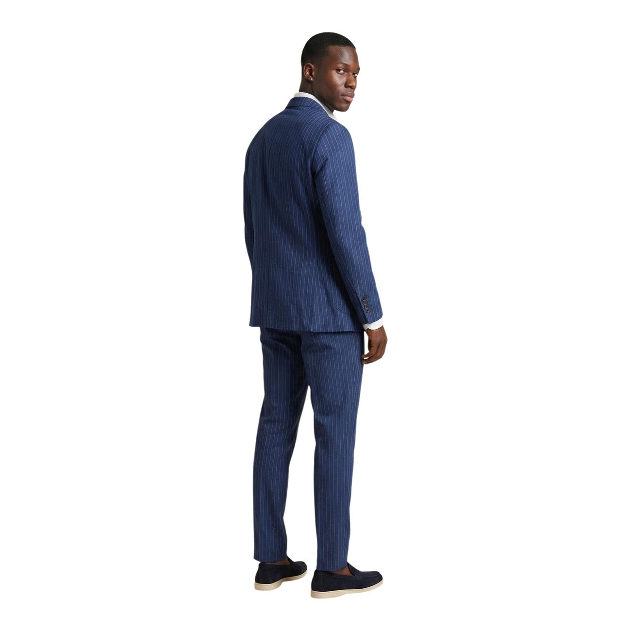 Abito Mulish Carducci; Blu, 100% Poliestere Tecnico. Giacca 2 bottoni con tasche a toppa, pantalone dritto. Vestibilità confortevole, tessuto resistente alle pieghe. Stile contemporaneo per business e cerimonie. Vista posteriore 