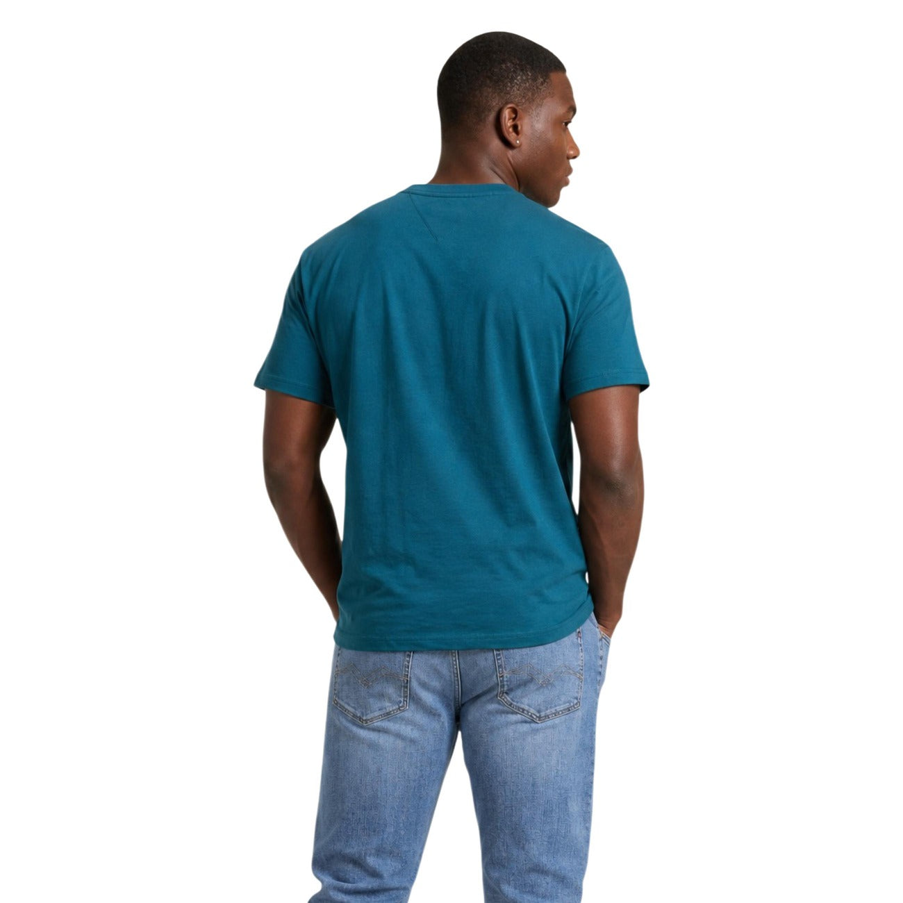T-shirt Verde Tommy Jeans; Logo Print. 100% Cotone Rigenerato. Vestibilità regolare, traspirante e sostenibile. Il basic immancabile del guardaroba maschile. Vista posteriore 