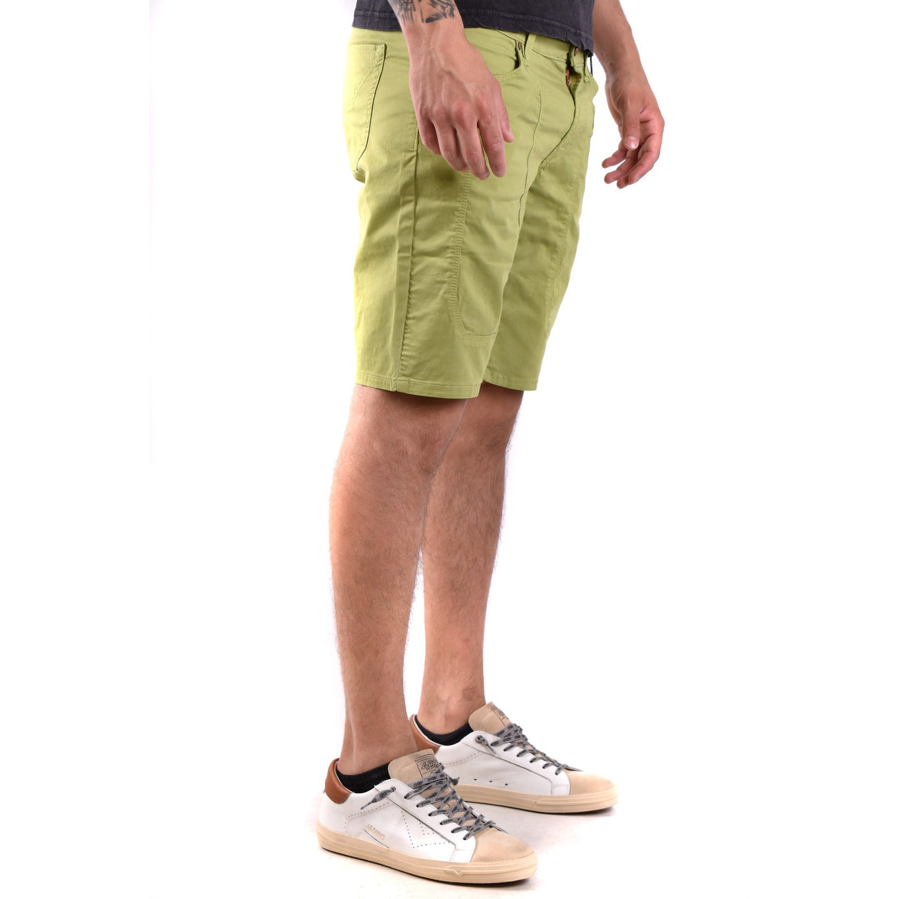 Jeckerson Bermuda Uomo Verde Zip Bottone 97% Cotone 3% Elastan Primavera/Estate B_44537 Vista laterale indossato da modello 