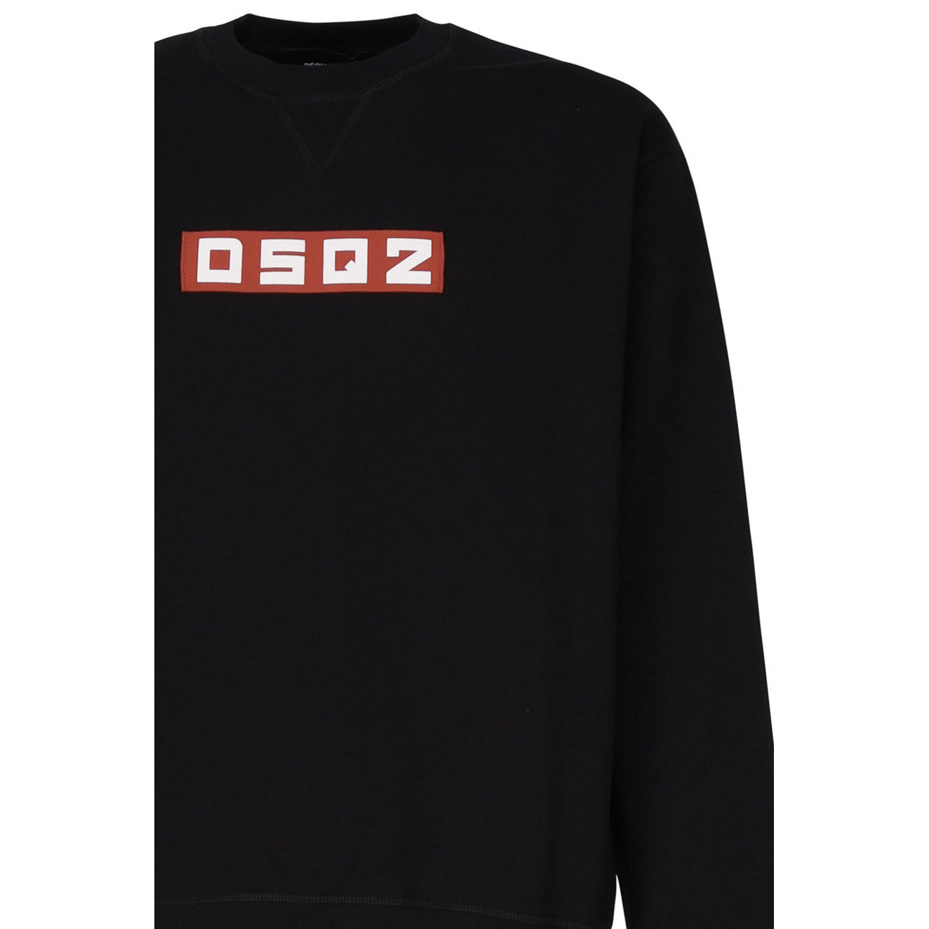 Felpa nera Dsquared2 con logo applicato; 100% cotone jersey, spalle scese e orli a coste. Capo iconico Made in Italy dallo stile contemporaneo. Vista frontale stesa Dettaglio logo 