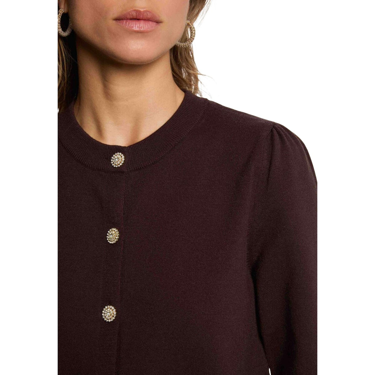 Cardigan donna con bottoni gioiello Morgan De Toi 262-MKNOT. Maglia girocollo in viscosa sostenibile e poliammide a maniche lunghe con dettagli arricciati sulle spalle.