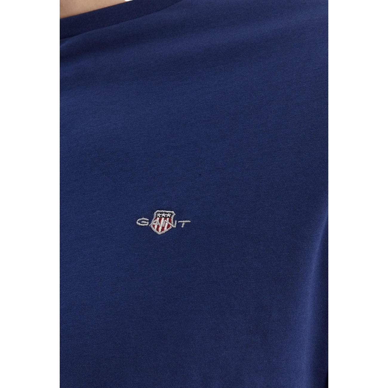 T-shirt uomo GANT; 100% cotone, regular fit, logo Shield ricamato sul petto. Comfort e stile intramontabile. Colore blu. Vista frontale Dettaglio logo 