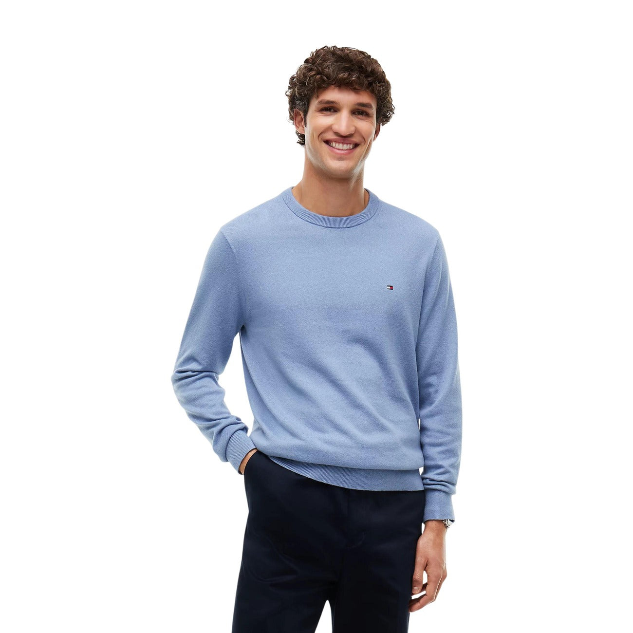 Maglione Tommy Hilfiger uomo MW0MW28046. Pullover a girocollo in misto cotone pima e cashmere, vestibilità regular con spalle scese, nastro a righe global nel colletto e logo bandiera ricamato, abbigliamento uomo autunno inverno. Blu