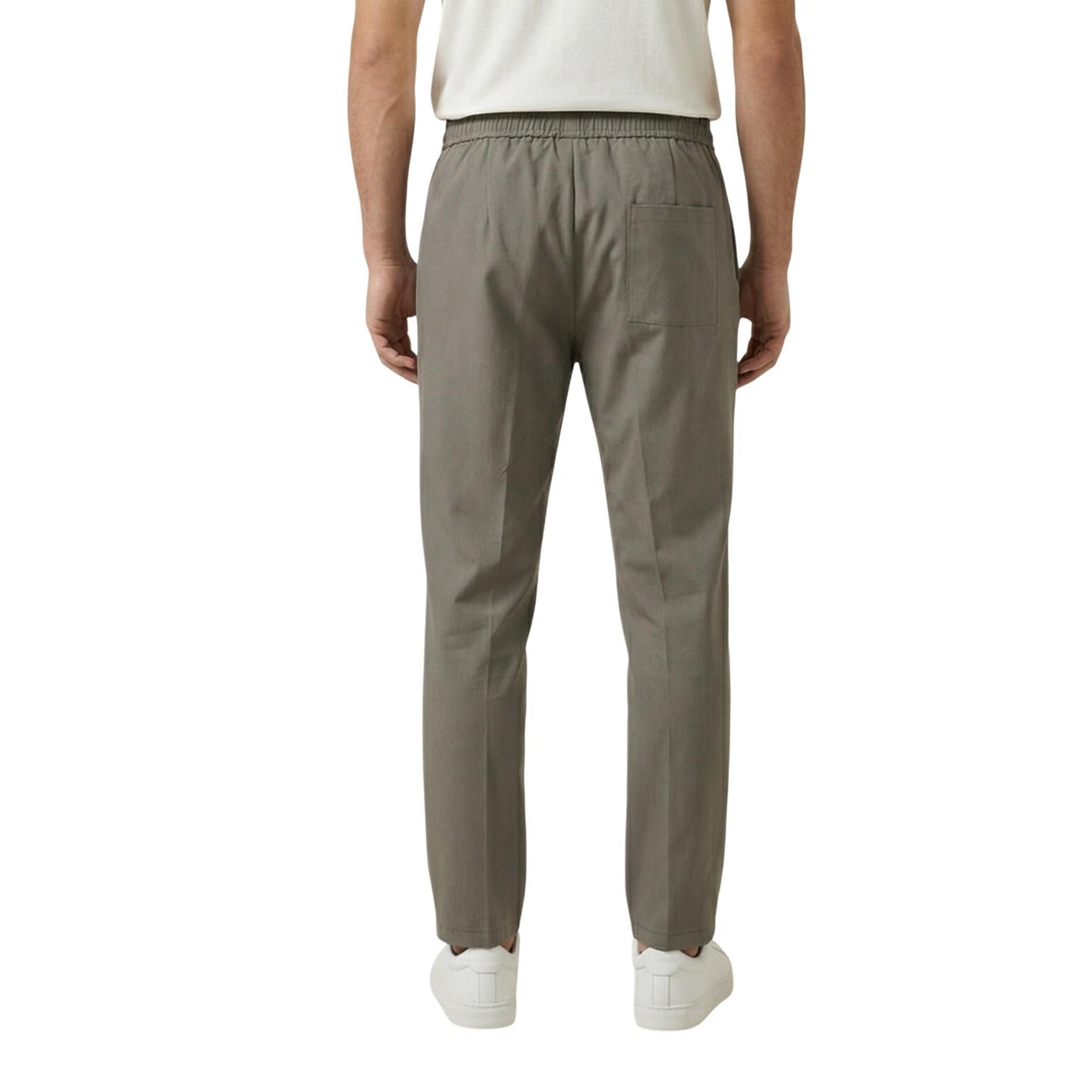 Gianni Lupo Pantaloni Verdi Comfort Stretch; vita con elastico e laccio, piega classica e tessuto flessibile, il perfetto equilibrio tra eleganza moderna e massima libertà di movimento. Vista posteriore 