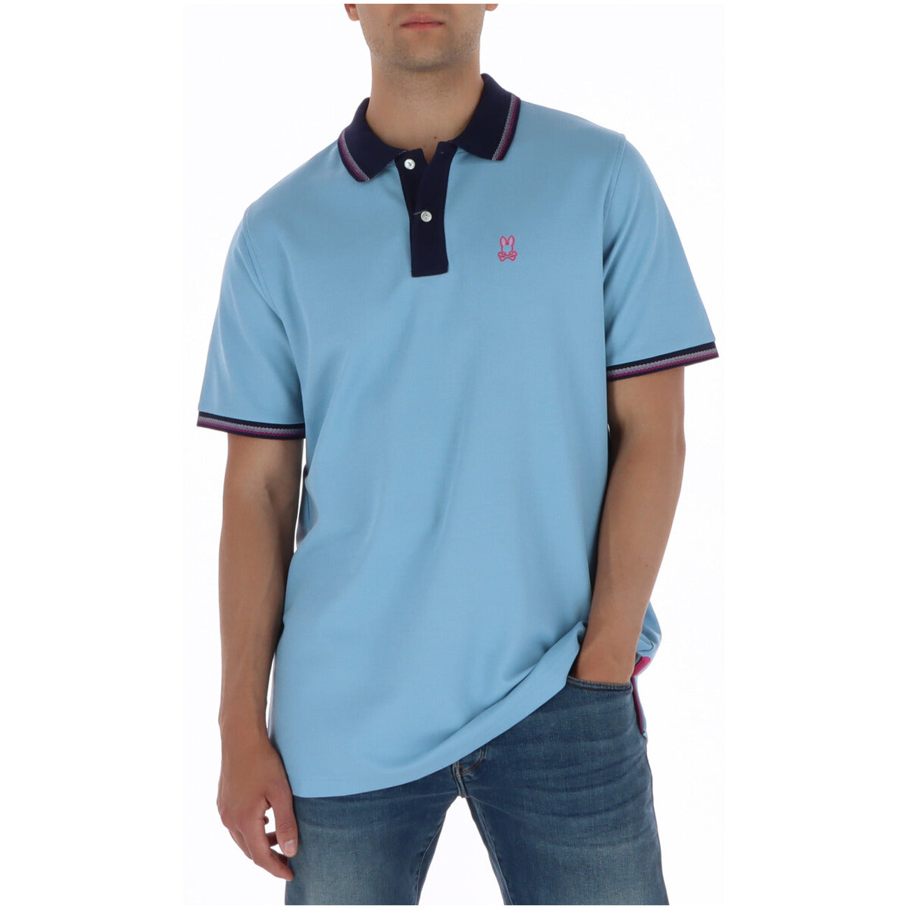 Polo Psycho Bunny azzurra; 100% Cotone Peruviano. Logo ricamato, bordature a contrasto, abbottonatura a 2 bottoni. Vestibilità regular, spacchi laterali traspiranti, stile casual-premium.