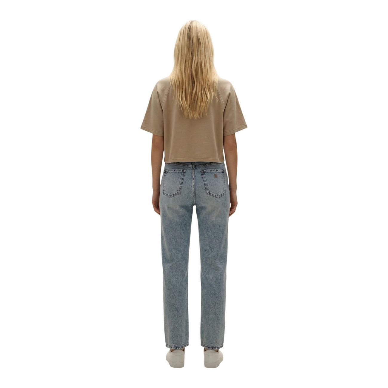 T-shirt Replay Beige Cropped; 100% Cotone. Vestibilità oversize, maniche raglan, logo ricamato. Modello corto ideale per la mezza stagione e l'estate. Stile casual e moderno. Vista intera posteriore 