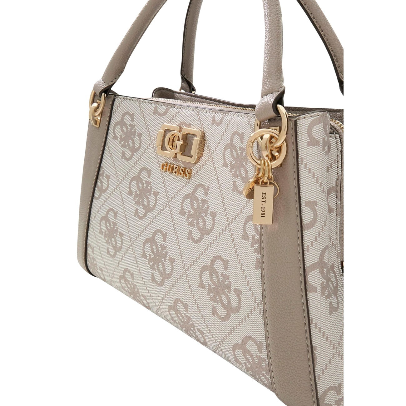 Borsa Guess Karnilla Logo Satchel Beige; 100% Poliuretano. Stampa logo 4G, dettagli dorati, tracolla inclusa. Borsa a mano capiente con chiusura sicura zip e bottoni. Vista frontale Dettaglio logo 